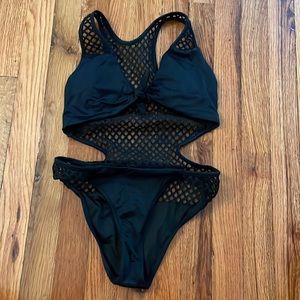 Black one piece / bikini. Peixoto